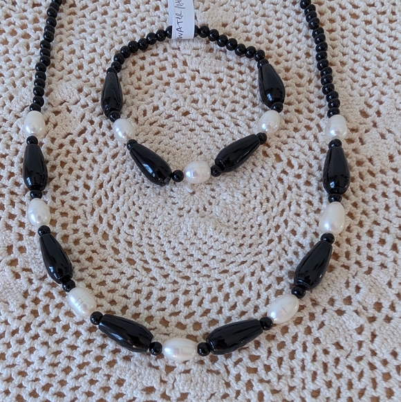 Handmade Freshwater Pearl And Black Onyx Necklace And Bracelet Set - Picture 4 of 4